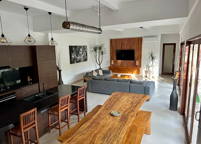 Tepi Sungai - 6br Luxury Private Pool - Seminyak Sleeps 14 Villa