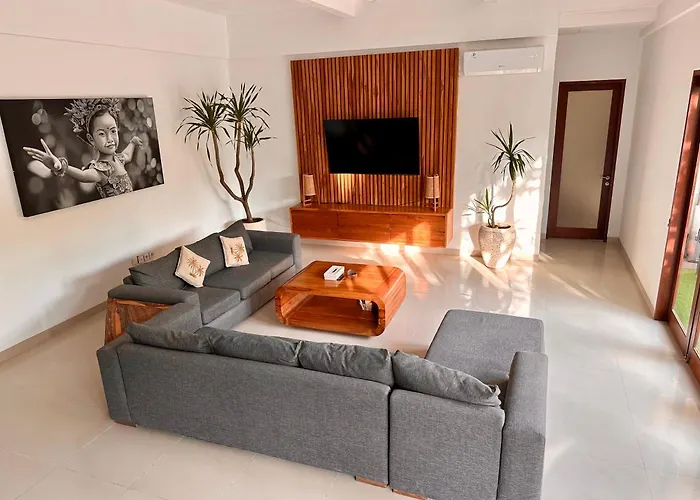 Tepi Sungai - 6br Luxury Private Pool - Seminyak Sleeps 14 Villa