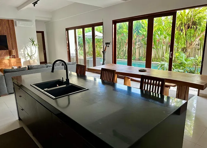 Villa Tepi Sungai - 6br Luxury Private Pool - Seminyak Sleeps 14