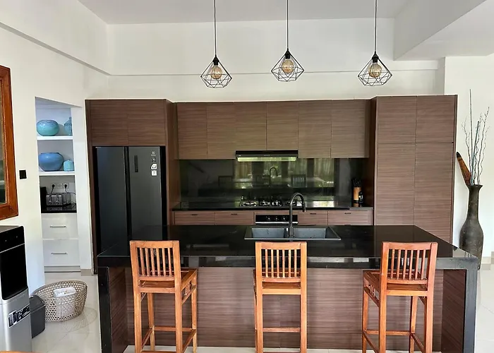 Villa Tepi Sungai - 6br Luxury Private Pool - Seminyak Sleeps 14 Legian