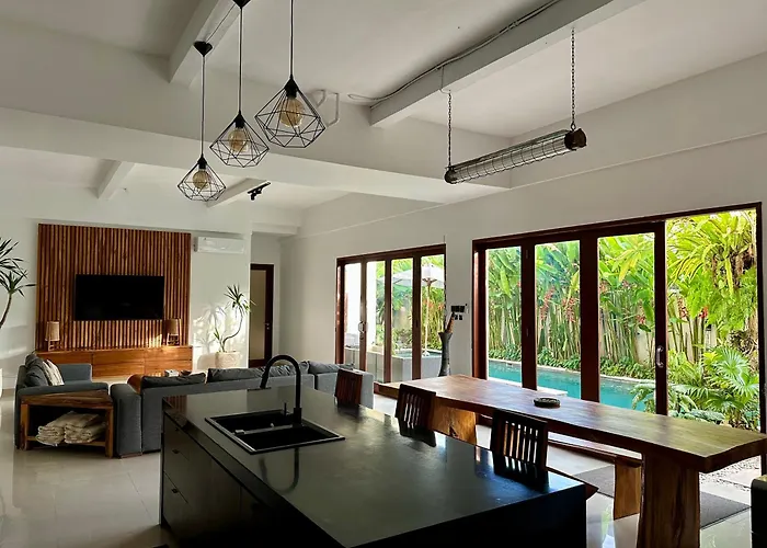 Villa Tepi Sungai - 6br Luxury Private Pool - Seminyak Sleeps 14 Legian