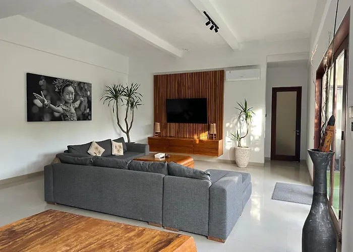 Tepi Sungai - 6br Luxury Private Pool - Seminyak Sleeps 14 Villa